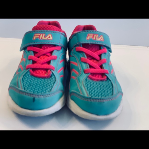 Fila girl velcro sneaker blemish on the toe - Picture 2 of 7